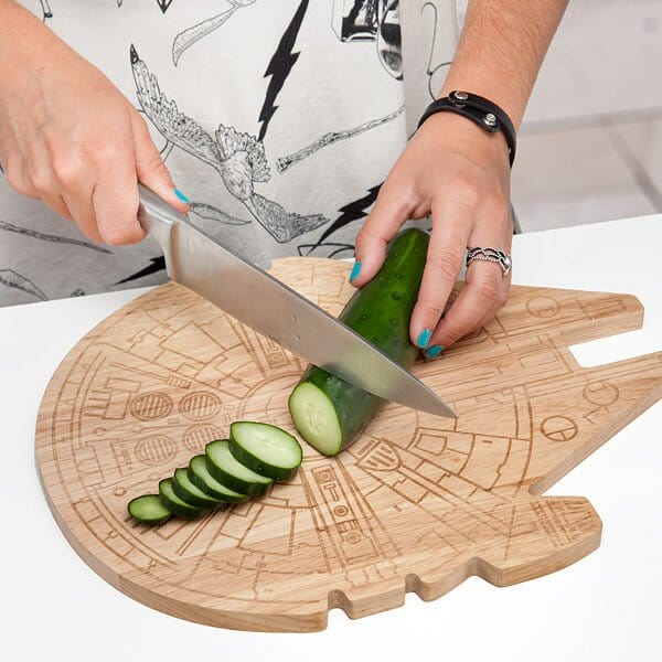 ilrv_sw_millenium_falcon_wood_cutting_board_inuse
